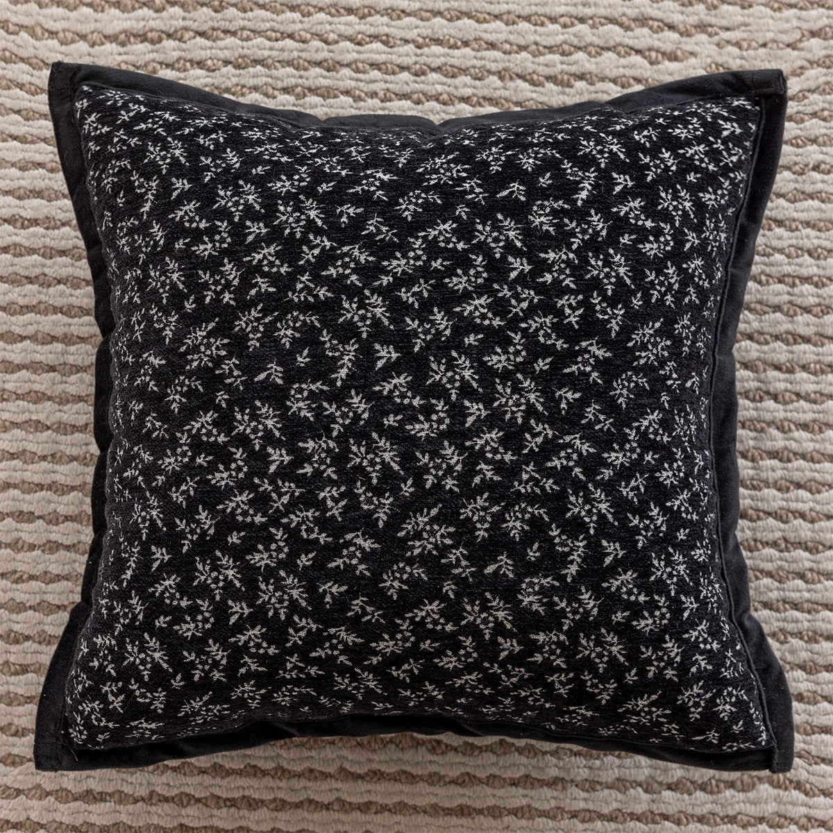 Housse de coussin blanc et noir
