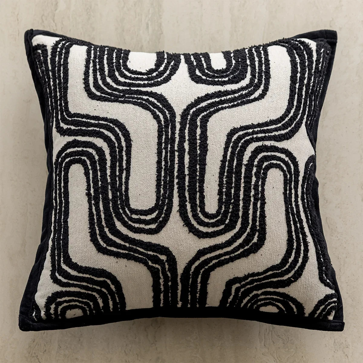 Housse de coussin blanc et noir