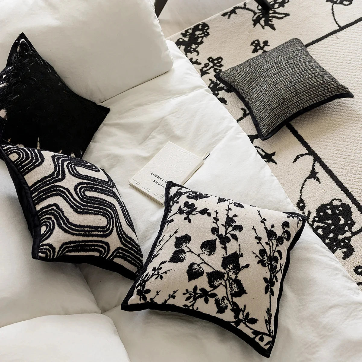 Housse de coussin blanc et noir
