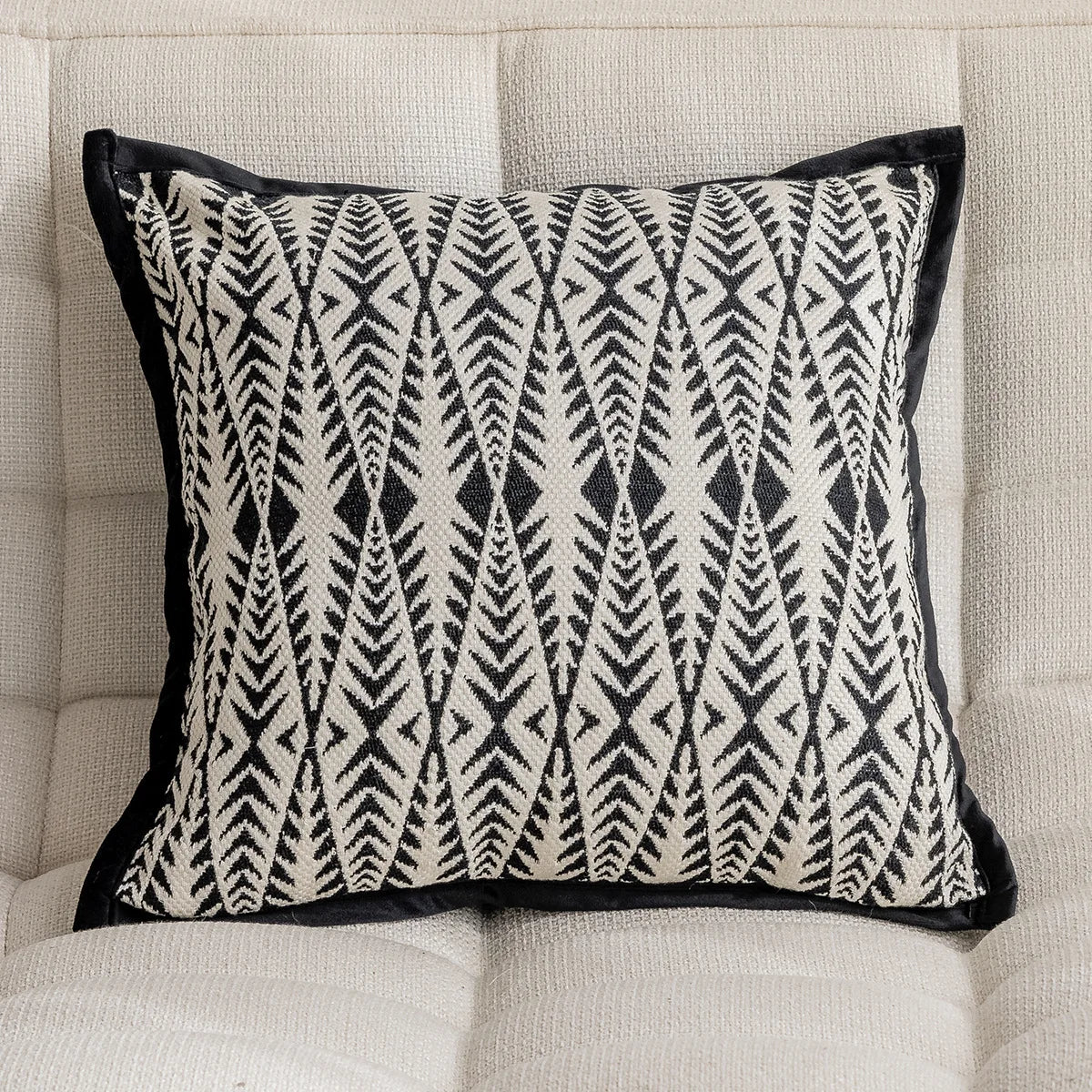 Housse de coussin blanc et noir