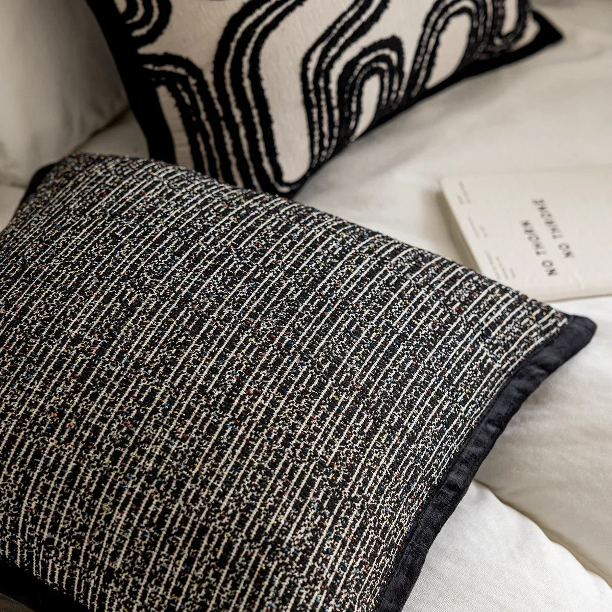 Housse de coussin blanc et noir