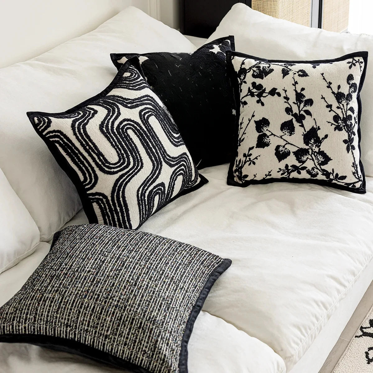 Housse de coussin blanc et noir