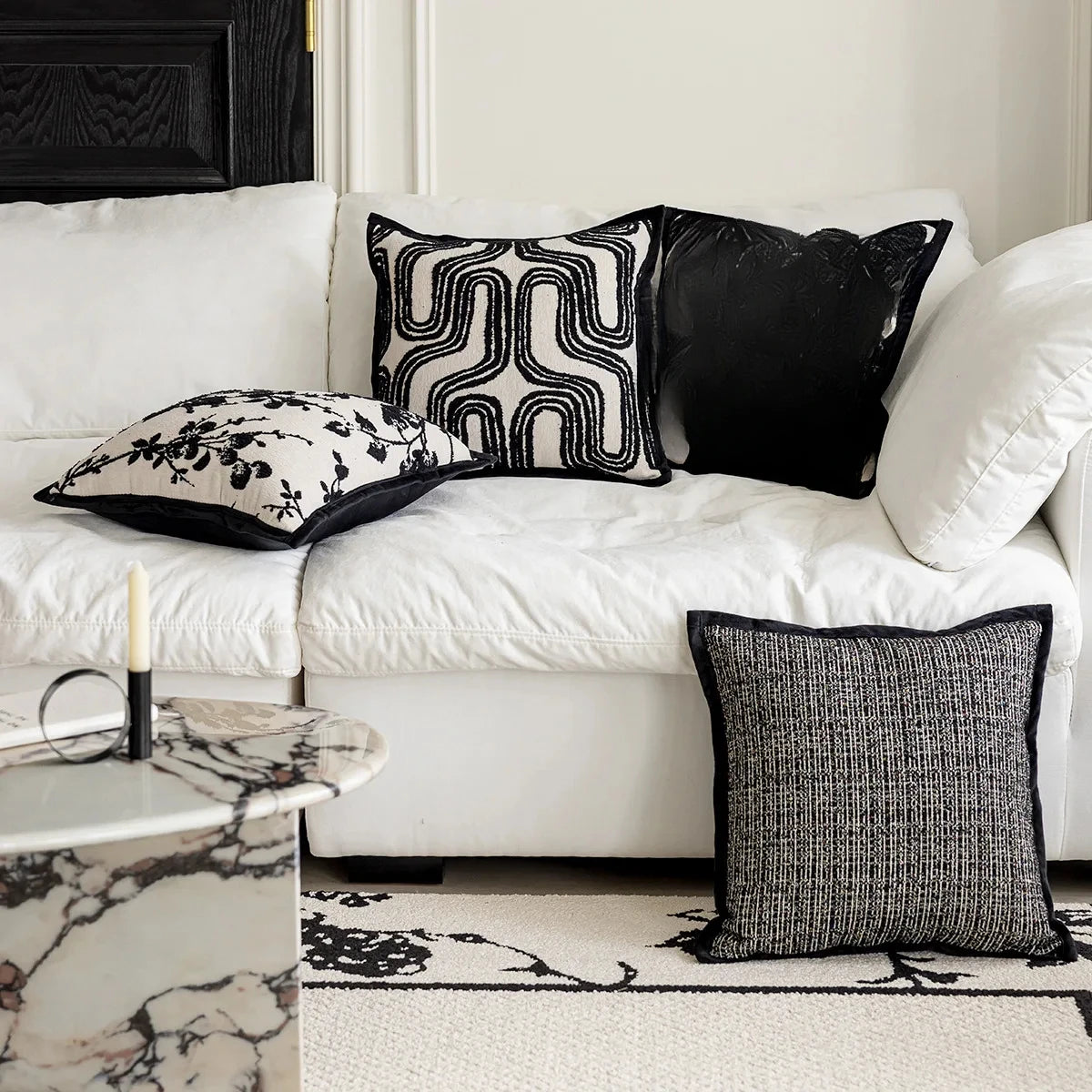 Housse de coussin blanc et noir