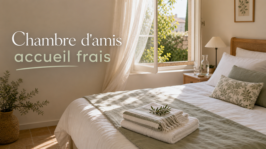 Chambre d'amis claire avec linge léger, carafe d'eau et titre discret Chambre d'amis accueil frais.