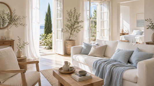 Intérieur d’été lumineux avec textiles clairs, rideaux légers et linge de maison frais pour une ambiance apaisante.