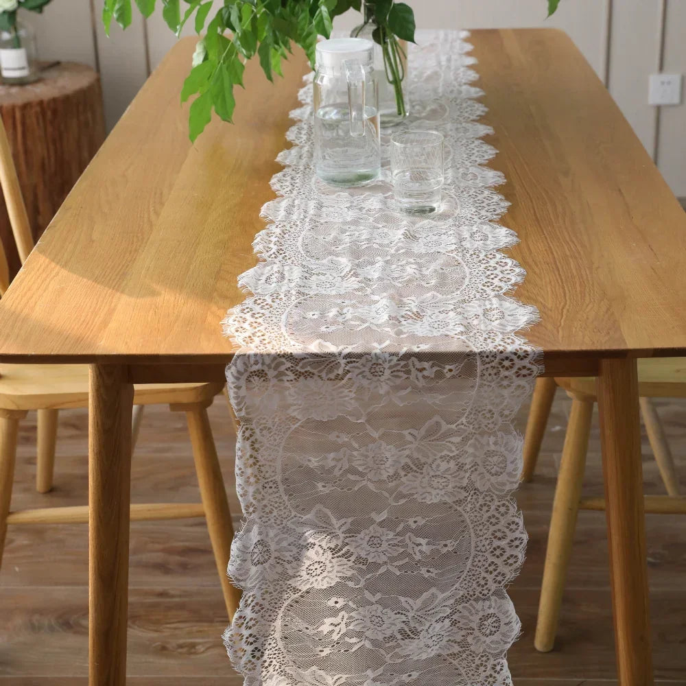 Chemin de table dentelle blanche sur table en bois