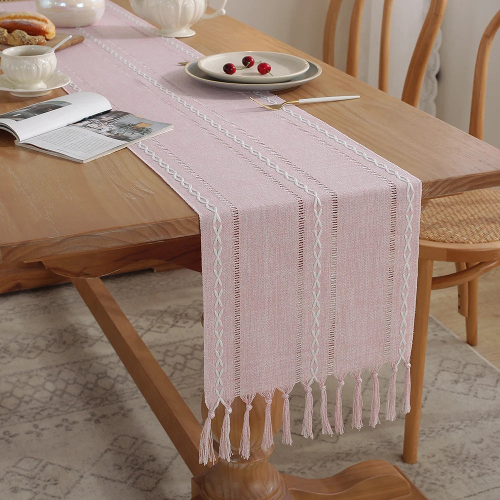 Chemin de table pour communion rose poudré sur table en bois
